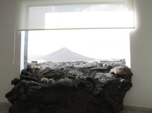 Cesar Manriquen talo: Ikkuna joka asennettu kiven "sisään"